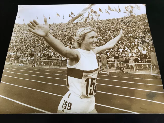 2 Photos Presse originales AFP J.O. MUNICH 1972 - 800 m - Hildegard FALCK - 