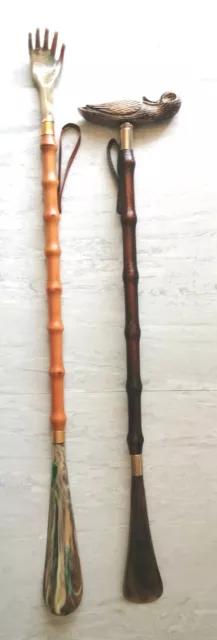 Coppia Di Corni Da Scarpe Vintage Uno Ha Una Mano Gratta Schiena L'Altro Un'Anatra