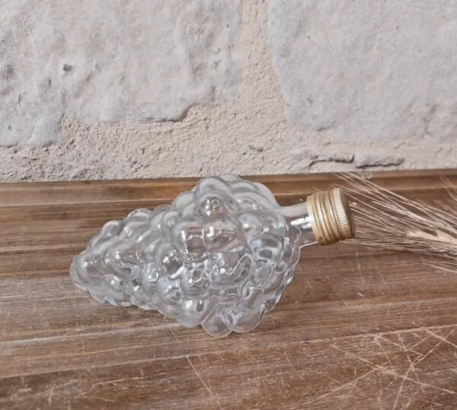 Très belle petite bouteille en forme de grappe de raisin en verre moulé Vintage