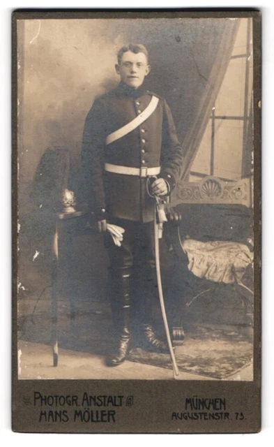 Fotografie Hans Möller, München, junger Soldat in Uniform mit Pickelhaube Roßha