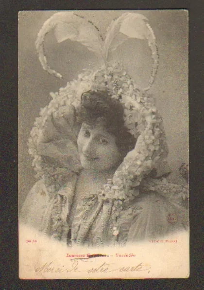 ARTISTE / Mlle Jeanne SAULIER ,avec costume en PLUMES  Cliché MANUEL 1903