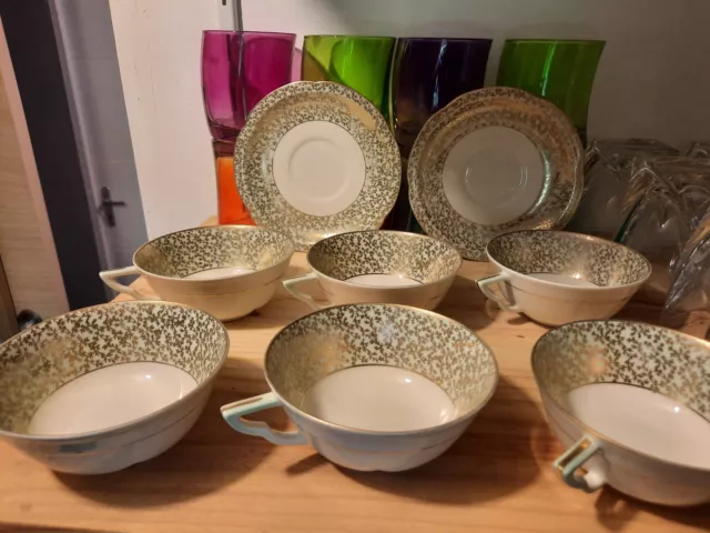 Service de 6 tasses et 6 sous-tasse en porcelaine de Limoges Charles AHRENFELDT