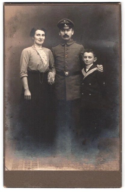 Fotografie unbekannter Fotograf und Ort, Familienportrait mit Mann in Soldatenu