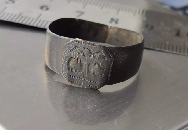 Antiker Ring mit Adler und Buchstabe, mittelalterliches antikes Artefakt