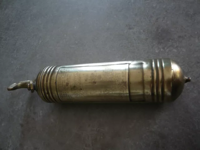 ANCIEN EXTINCTEUR DE VOITURE EN LAITON PYRENE - Diamètre 8 cm - Hauteur 35 cm