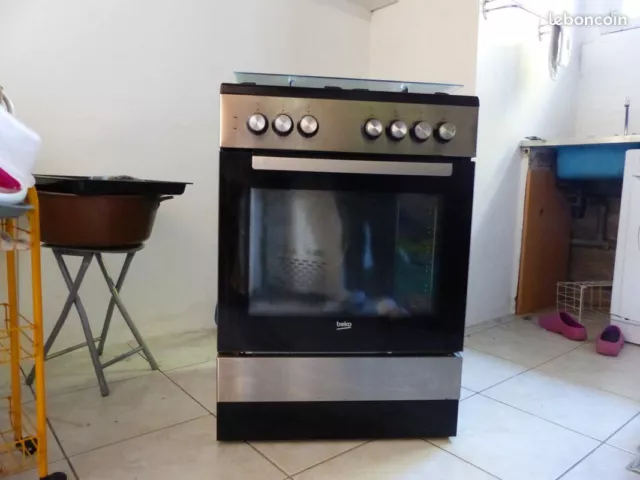 Cuisinière mixte, servie 1 an, très bon état.