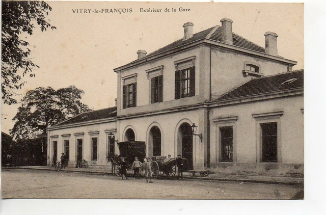 VITRY LE FRANCOIS - Marne - CPA 51 - vue exterieure de la gare