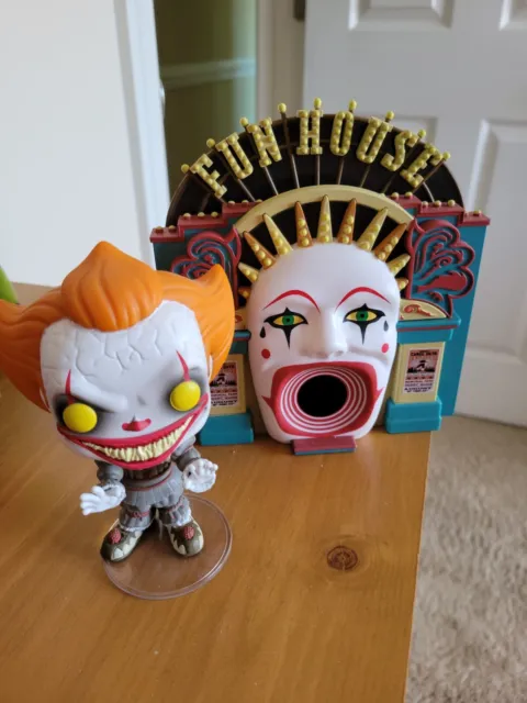Funko Pop! Town: Demonic Pennywise and Funhouse 10 IT Chapter Two