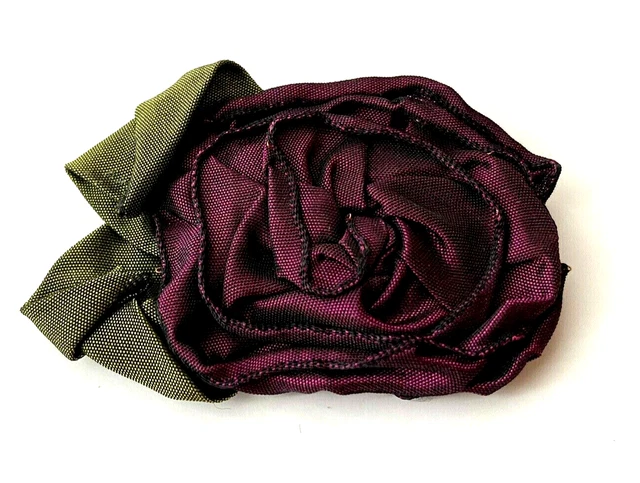 Broche Vintage Signée BEVERLY Gayle - Fleur En Tissu Violet - 7 Cm - État Neuf Sans Emballage