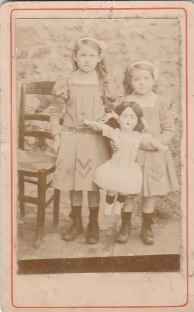 Petite Photo sur carton  originale ancienne Fillettes et leur poupée