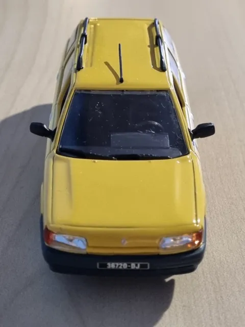 1/43. Renault 21 Nevada La Poste. Universal Hobbies. 1989. TBE.