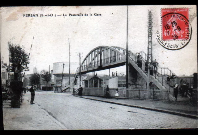 PERSAN (95) CHATEAU D'EAU , PASSAGE à NIVEAU & PASSERELLE de la GARE animée 1926
