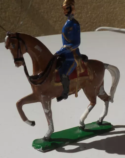 Zinnfigur blauer Soldat auf braunem Pferd