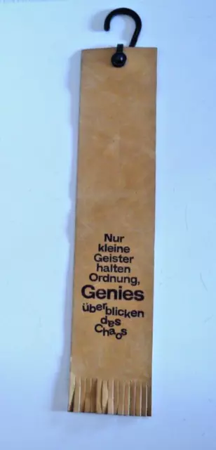 Lesezeichen aus Leder mit Spruch Ordnung, Genie, Chaos