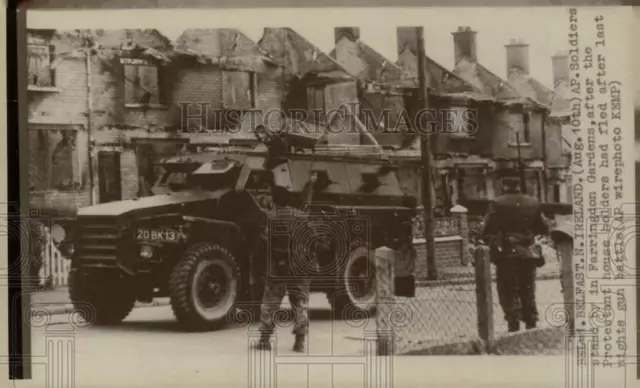 1971 Press Photo Soldiers stand by in Farrington Gardens, Belfast, Ireland