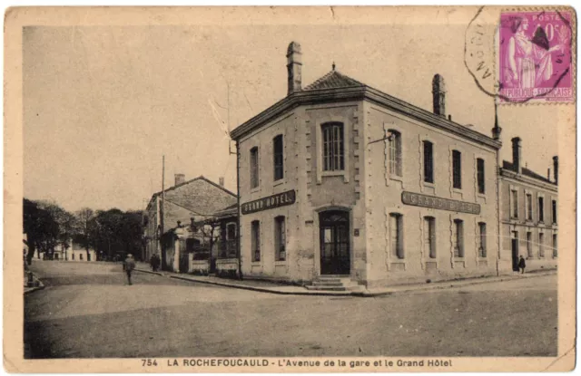 CPA 16 - LA ROCHEFOUCAULD (Charente) 754. L'Avenue de la Gare et le Grand Hôtel