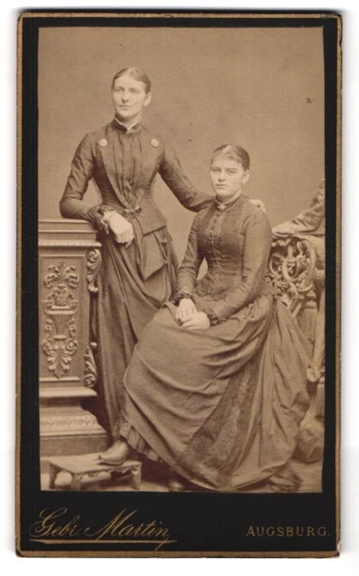Fotografie Gebr. Martin, Augsburg, Bahnhofstr., Portrait zwei Damen in dunklen