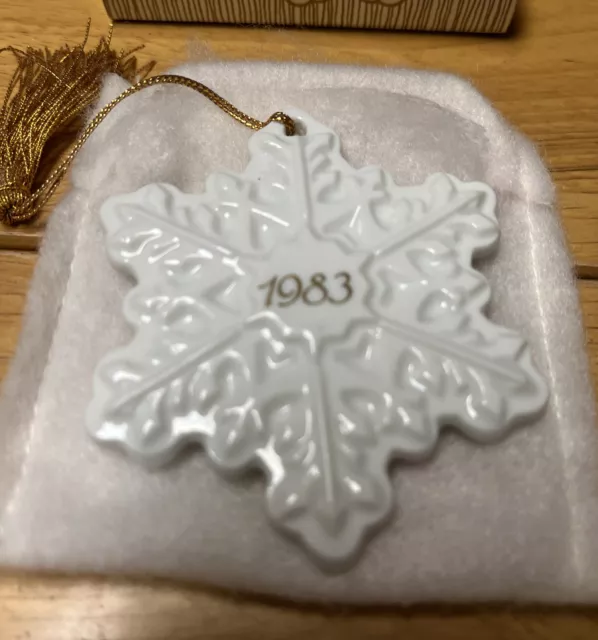 Avon Christmas Remembrance White Ceramic Snowflake Ornament dtd 1983 in 14k Gold