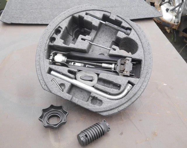 VW Golf V Bordwerkzeug Wagenheber Pannenset  1K0012015C