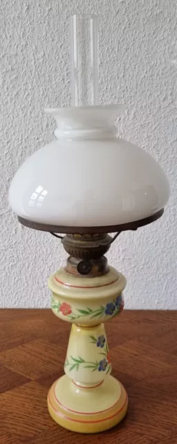 Schöne antike Petroleumlampe mit Opalin Glas Standfuß & Milchglas Schirm um 1900