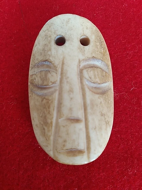Grand bouton en os ? Masque incurvé. 41x26mm. Grand bouton en os ? Masque incurvé. 41x26mm.