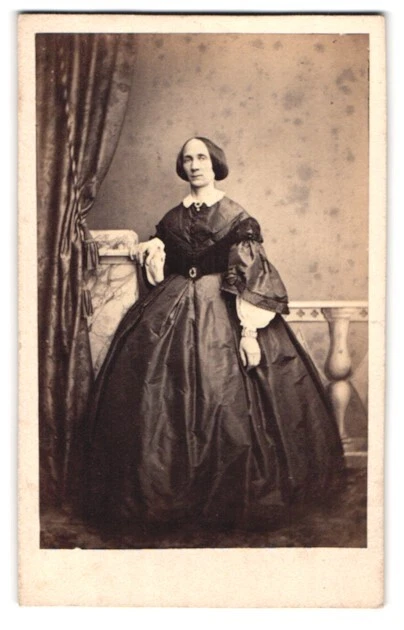 Fotografie Fotograf und Ort unbekannt, Portrait ältere Dame im Reifrockkleid vo