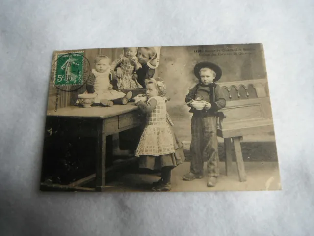 CPA carte postale Autour du chaudron de bouillie / Enfants environs de Quimper