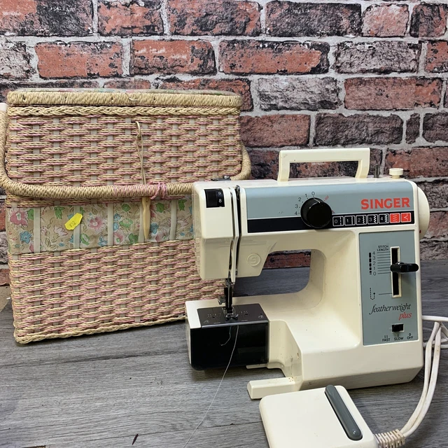 SINGER Featherweight Plus 324 Sewing Machine & Basket.