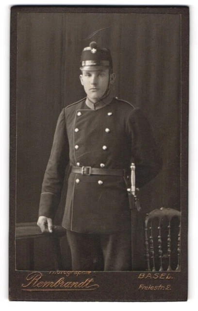 Fotografie Rembrandt, Basel, schweizer Soldat in Uniform mit Bajonett und Tscha