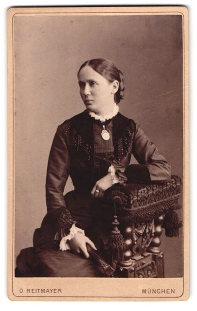 Fotografie Otto Reitmayer, München, Briennerstr. 4, Junge Frau im schwarzen Kle