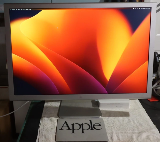 Apple 30” Cinema Hd Display Monitor W/Ac Power & Usb-C Adapters