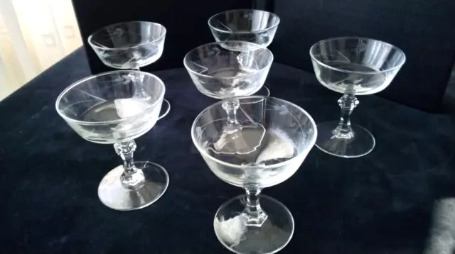 6 Coupes à champagne vintage en verre meulé    COUP DE BALAI