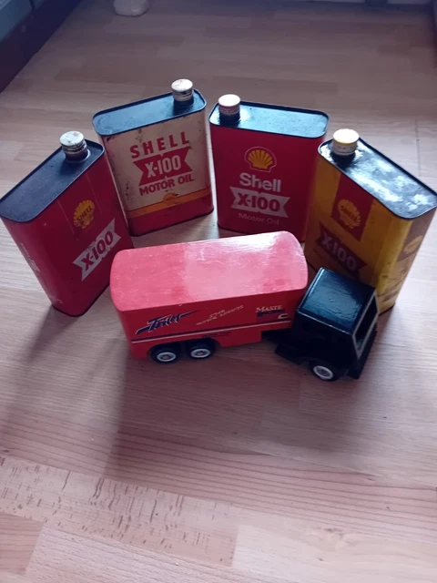 Petit camion de lait en bois avec ses bidons, jouet ancien