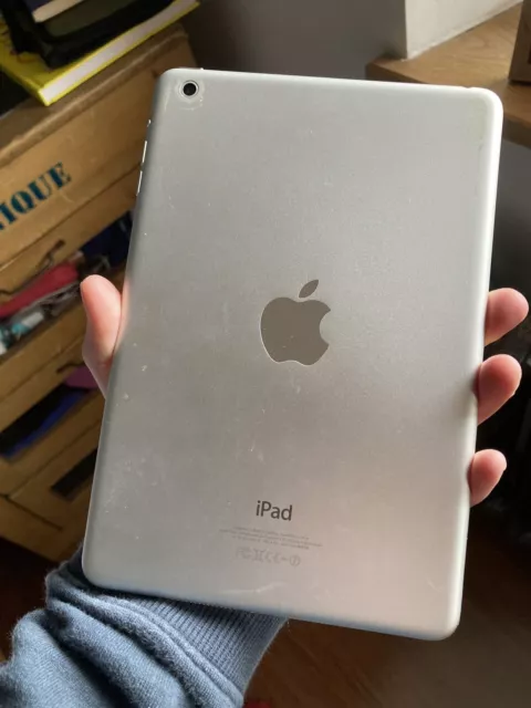 Apple iPad mini 1st Gen. 16GB, Wi-Fi, 7.9in - With Case 2