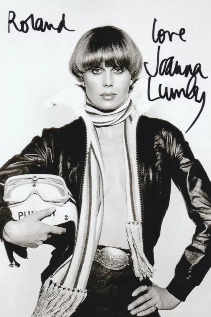 Autographe Original: JOANNA LUMLEY / " Chapeau melon et bottes de cuir ".