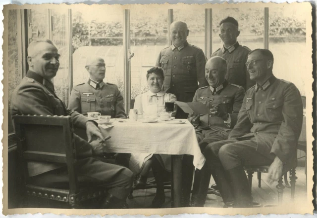 german-wwii-archive-photo-wehrmacht-officers-at-the-restaurant-2-72