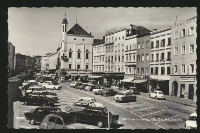 AK aus Ried im Innkreis, Hauptplatz mit alten Autos, Oldtimer, VW-Käfer O.Ö.