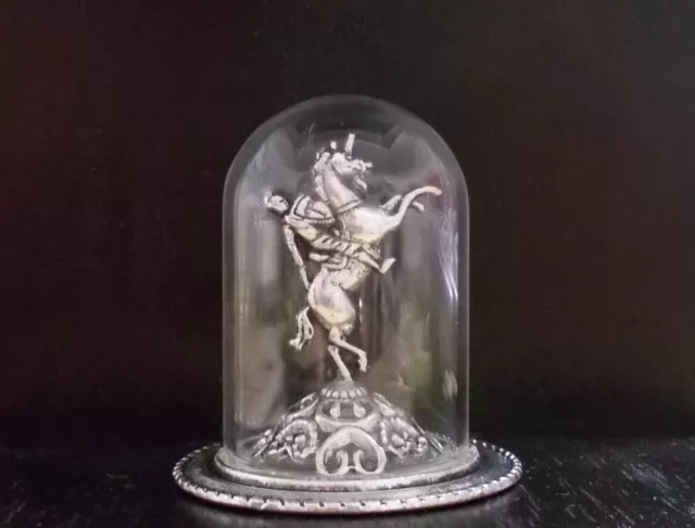 Casa de muñecas miniatura hombre~encendida~ estatua de caballo escala 1:12 plateada en capa cúpula de vidrio 2