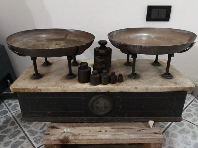 bilancia antica in legno con piano in marmo e piatti in ottone completa di pesi