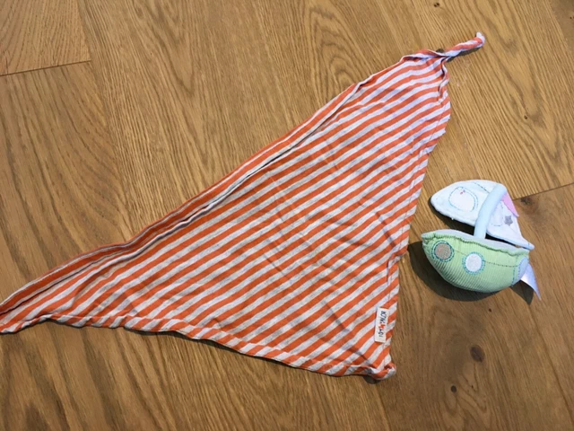 Sabberlatz Lätzchen Tuch Bandana Tom Tailor grau orange gestreift Baby unisex.