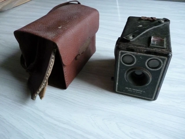 retro-collection-ancien appareil photo SIX-20 BROWNIE C - KODAK + étui cuir