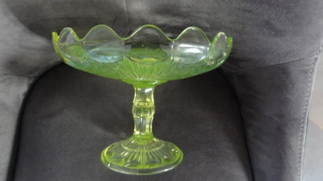 Présentoir à gâteau vintage en verre moulé art déco rose