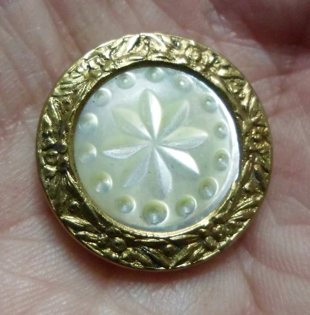 Ancien Bouton Métal Doré Et Nacre   22Mm