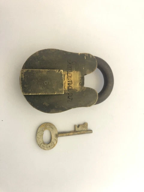 Ein Altes Vintage Messing Vorhängeschloss Mit Schlüssel.