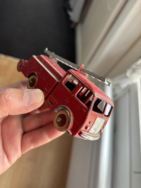 DINKY TOYS Réf 32E Berliet Pompier 1er Secours version