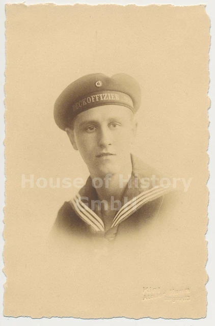 120040, Portraitfoto CDV, Matrose mit dem Mützenband "Deckoffizier-Schule"