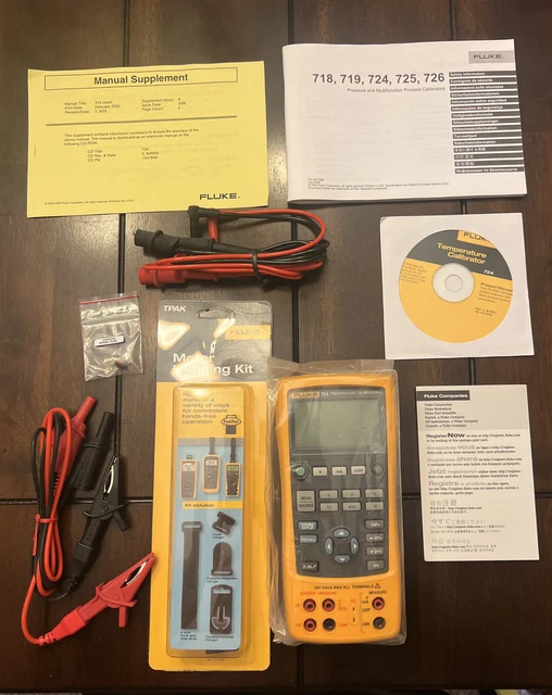 FLUKE 724 TEMPERATURE Calibrator in Fluke box w/ test leads w/ Meter