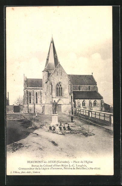 CPA Beaumont-en-Auge, Place de l'Eglise