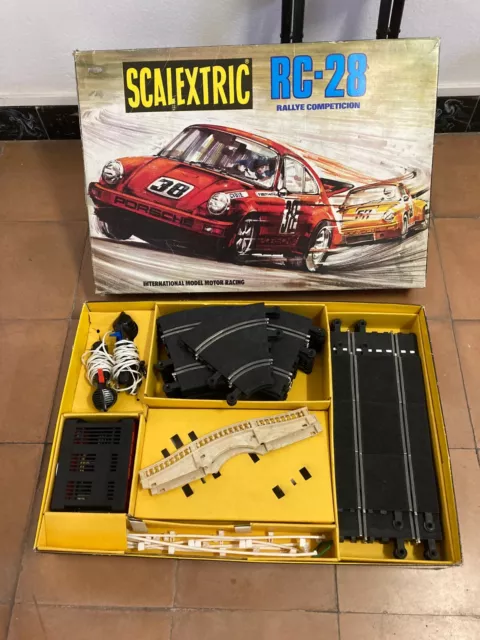 Circuito RC-28 de Scalextric EXIN sin coches y sobre documentos sin abrir