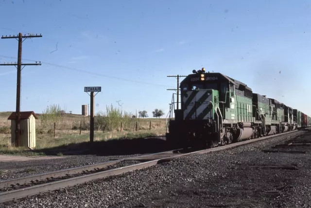 BN BURLINGTON NORTHERN Railroad Train Locomotive 8004 TOMAH CO 1986 Photo Slide